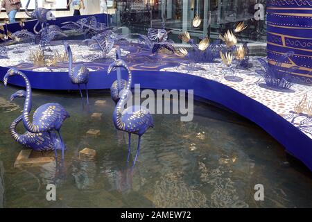 Bangkok, Thailand - 21. Dezember 2019: Blaue Flamingos im Siam Paragon Einkaufszentrum. Stockfoto