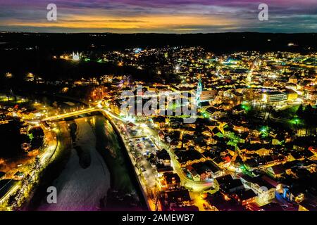 Nachtstadt-Bad Toelz-Antenne HDR. Lange Belichtung. Isar-Kalvarienberg-Kirchen. Bayern Deutschland Europa Stockfoto