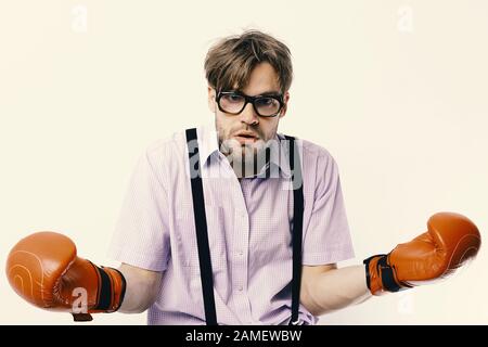 Boxing und Comic-Konflikt-Konzept. Schwacher Kerl macht Treffer und Schläge. Mann mit Borsten und unruhigen Gesichts trägt Boxhandschuhe. Nerd mit Lederausstattung isoliert auf weißem Hintergrund. Stockfoto