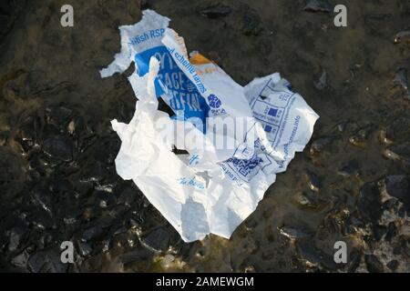 Aberystwyth Ceredigion UK 10. Januar 2019: Leerer McDonalds Burger Lebensmittel-Wrapper zerbrochen und auf der Straße entsorgt Stockfoto