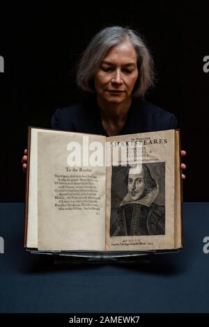 London, Großbritannien. Januar 2020. Christie's enthüllt William Shakespeares Komödien, Historien und Tragödien, die oft als "First Folio" bezeichnet werden. Sie wird am 24. April bei Christie's in New York versteigert und auf 4.000.000-6.000.000 US-Dollar geschätzt. Christie's Ausstellung wird vom 13. Bis 19. Januar für die Öffentlichkeit zugänglich sein. Credit: Guy Bell/Alamy Live News Stockfoto