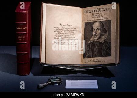 London, Großbritannien. Januar 2020. Christie's enthüllt William Shakespeares Komödien, Historien und Tragödien, die oft als "First Folio" bezeichnet werden. Sie wird am 24. April bei Christie's in New York versteigert und auf 4.000.000-6.000.000 US-Dollar geschätzt. Christie's Ausstellung wird vom 13. Bis 19. Januar für die Öffentlichkeit zugänglich sein. Credit: Guy Bell/Alamy Live News Stockfoto