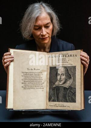 London, Großbritannien. Januar 2020. Christie's enthüllt William Shakespeares Komödien, Historien und Tragödien, die oft als "First Folio" bezeichnet werden. Sie wird am 24. April bei Christie's in New York versteigert und auf 4.000.000-6.000.000 US-Dollar geschätzt. Christie's Ausstellung wird vom 13. Bis 19. Januar für die Öffentlichkeit zugänglich sein. Credit: Guy Bell/Alamy Live News Stockfoto