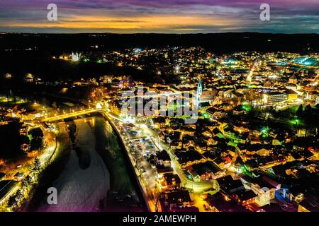 Nachtstadt-Bad Toelz-Antenne HDR. Lange Belichtung. Isar-Kalvarienberg-Kirchen. Bayern Deutschland Europa Stockfoto