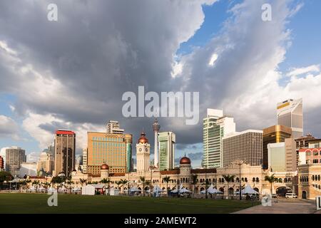 Dramatischer Himmel über dem berühmten Sultan-Abdul Samad Gebäude und Bürogebäude am Merdeka Platz im Herzen von Kuala Lumpur, Malaysia Hauptstadt Cit Stockfoto