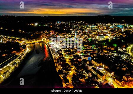 Nachtstadt-Bad Toelz-Antenne HDR. Lange Belichtung. Isar-Kalvarienberg-Kirchen. Bayern Deutschland Europa Stockfoto