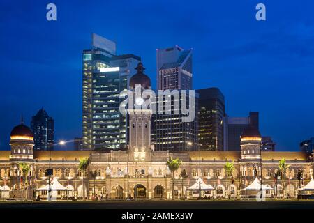 Gegensatz zwischen modernen Bürogebäuden und dem berühmten Sultan-Abdul Sama-Gebäude in Kuala Lumpur, der Hauptstadt Malyasias Stockfoto