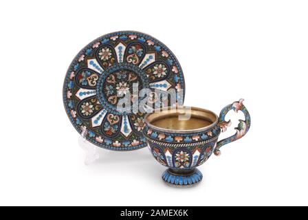 Silber-Teetasse im plique-a-jour-Stil auf weißem Hintergrund von Faberges Firma. Peter Carl Faberge ist ein berühmter russischer Juwelier. Stockfoto