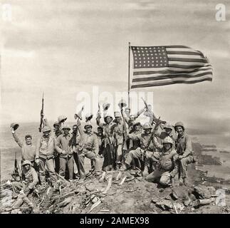 US-Marines auf Iwo Jima nahmen den Mount Suribachi gefangen, wo sie zwei amerikanische Flaggen aufzogen. 1945 Stockfoto