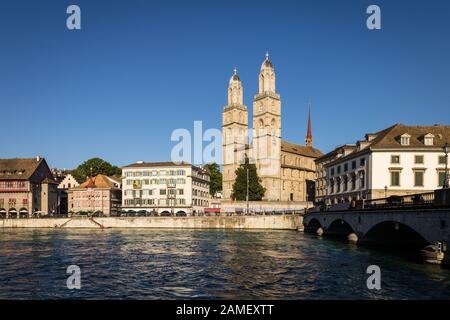 Der berühmte Großmunster Dom am Limmatfluss in der Züricher Altstadt in der Schweiz größte Stadt mit spätabends hellem Licht Stockfoto