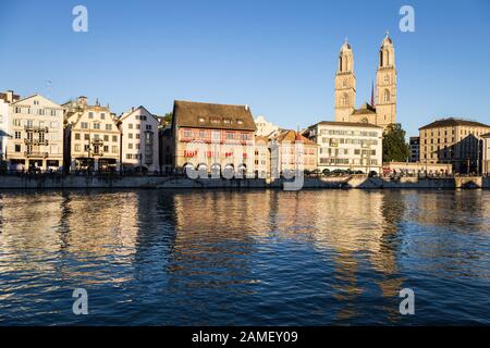 Der berühmte Großmunster Dom am Limmatfluss in der Züricher Altstadt in der Schweiz größte Stadt mit spätabends hellem Licht Stockfoto