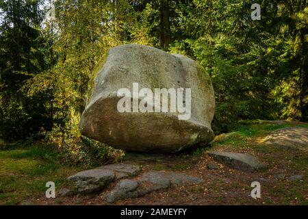 Ein Schaukelstein mitten im Wald in Oberösterreich im Herbst Stockfoto