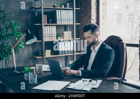 Profilfoto des aufmerksamen Business brunet Kerl, der Notizbuchtisch sieht, kommunizierende Kollegen, die E-Mail-Briefe lesen, tragen Blazer Hemdanzug sitzend Stockfoto