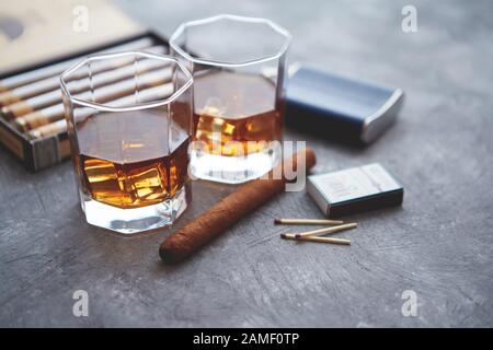 Karaffe von Whiskey oder Brandy, Brille und Schachtel finnest kubanischer Zigarren Stockfoto