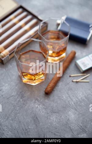 Karaffe von Whiskey oder Brandy, Brille und Schachtel finnest kubanischer Zigarren Stockfoto