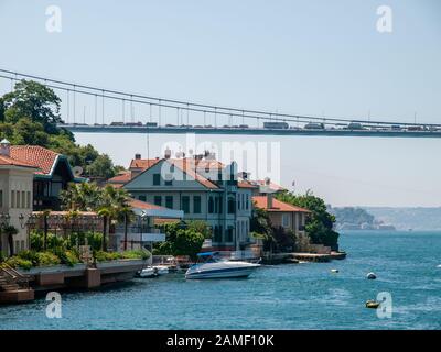 Istanbul, Türkei - Bosporus strait Wohnbauten und zweite bosporus-brücke, wie von Schiff aus gesehen, das im Kanalmeer unterwegs ist. Sommerurlaub Szene. Stockfoto