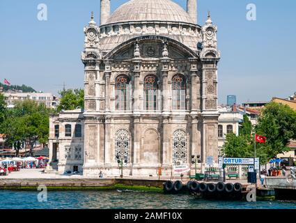 Istanbul/Türkei - Ortakoy-Moschee, wie sie von einem Schiff aus gesehen wird, das die Bosporus-Meerenge befährt. Stockfoto