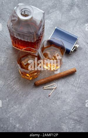 Zwei Gläser alter Whisky mit kubanischer Zigarre und Karaffe Stockfoto