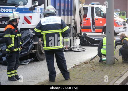 Hamburg, Deutschland. Januar 2020. Notdienste sind an der Stelle eines tödlichen Verkehrsunfalls im Einsatz. Bei einem Verkehrsunfall in Hamburg-Wandsbek wurde ein Radfahrer von einem Müllwagen getroffen und tödlich verletzt. Credit: Bodo Marks / dpa / Alamy Live News Stockfoto