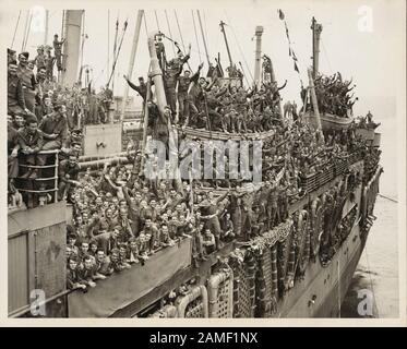 Truppen der 20th Armored Division und Einheiten der 9th Army whoop es zwischen Regentropfen, während die SS John Ericsson Pier 84, North River, nähert Stockfoto