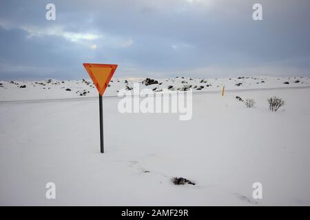 Solo auf dem Kopf stehend Dreieck im Schnee in Island Stockfoto