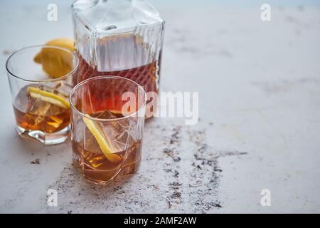 Whiskey Sour Drink mit Zitrone in Glas auf steinrusischem Hintergrund Stockfoto