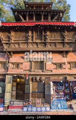 Souvenirladen in einem Tempel auf dem Durbar-Platz in Kathmandu, Nepal Stockfoto