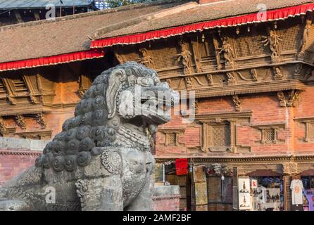 Steinlöwenskulptur auf dem Durbar-Platz in Kathmandu, Nepal Stockfoto