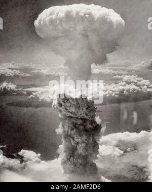 Am 6. Und 9. August 1945 warfen die Vereinigten Staaten die Atombomben "Fat Man" (Bild) und "Baby" auf die japanischen Städte Hiroshima ab (70 Tausend Peop Stockfoto