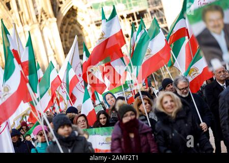 Mehrere hundert iranische Exilanten demonstrieren in einer Mahnwache gegen das Regime in Teheran auf dem Roncalliplatz. Koln, 11. Januar 2020. Nutzung weltweit Stockfoto