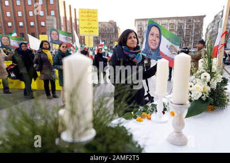 Mehrere hundert iranische Exilanten demonstrieren in einer Mahnwache gegen das Regime in Teheran auf dem Roncalliplatz. Koln, 11. Januar 2020. Nutzung weltweit Stockfoto