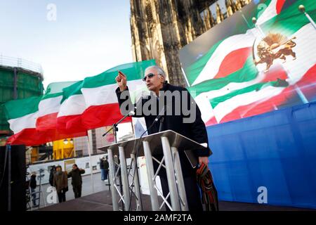 Mehrere hundert iranische Exilanten demonstrieren in einer Mahnwache gegen das Regime in Teheran auf dem Roncalliplatz. Koln, 11. Januar 2020. Nutzung weltweit Stockfoto