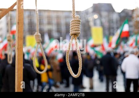 Mehrere hundert iranische Exilanten demonstrieren in einer Mahnwache gegen das Regime in Teheran auf dem Roncalliplatz. Koln, 11. Januar 2020. Nutzung weltweit Stockfoto