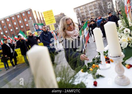 Mehrere hundert iranische Exilanten demonstrieren in einer Mahnwache gegen das Regime in Teheran auf dem Roncalliplatz. Koln, 11. Januar 2020. Nutzung weltweit Stockfoto