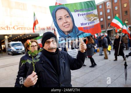 Mehrere hundert iranische Exilanten demonstrieren in einer Mahnwache gegen das Regime in Teheran auf dem Roncalliplatz. Koln, 11. Januar 2020. Nutzung weltweit Stockfoto