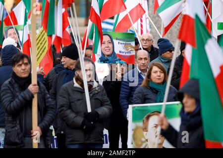 Mehrere hundert iranische Exilanten demonstrieren in einer Mahnwache gegen das Regime in Teheran auf dem Roncalliplatz. Koln, 11. Januar 2020. Nutzung weltweit Stockfoto