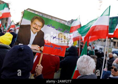 Mehrere hundert iranische Exilanten demonstrieren in einer Mahnwache gegen das Regime in Teheran auf dem Roncalliplatz. Koln, 11. Januar 2020. Nutzung weltweit Stockfoto