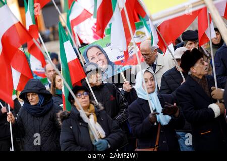 Mehrere hundert iranische Exilanten demonstrieren in einer Mahnwache gegen das Regime in Teheran auf dem Roncalliplatz. Koln, 11. Januar 2020. Nutzung weltweit Stockfoto