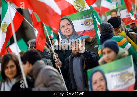 Mehrere hundert iranische Exilanten demonstrieren in einer Mahnwache gegen das Regime in Teheran auf dem Roncalliplatz. Koln, 11. Januar 2020. Nutzung weltweit Stockfoto