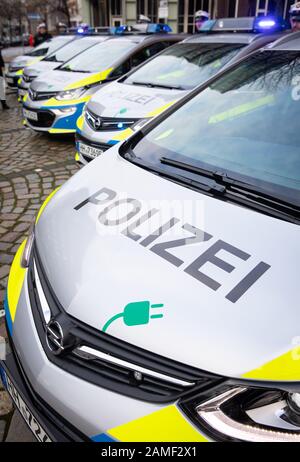 13. Januar 2020, Hamburg: Funkpatrouillenwagen mit Elektroantrieb werden vor der Außenstelle des polizeikommissariats 14 Geparkt, die rein elektrisch angetriebenen Funkpatrouillenwagen sollen laut Polizei vor allem zur Verkehrsraumüberwachung eingesetzt werden. Foto: Christian Charisius / dpa Stockfoto