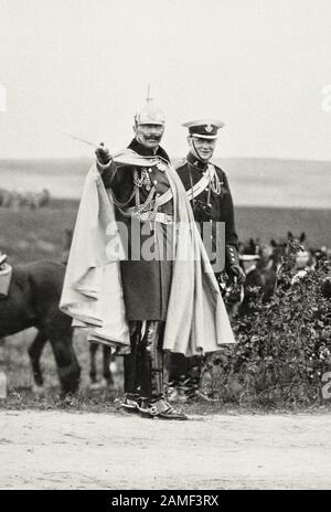 Kaiser Wilhelm II. Weist auf ein Ereignis hin, das dem britischen Junior-Minister im Colonial Office, Winston Churchill, während des Sommer-Manoeuvrs Interesse entgegengebracht hat Stockfoto