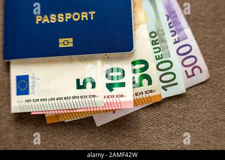 Reisepass und Geld, Euro Banknoten scheine auf Kopie Raum Hintergrund, Ansicht von oben. Reisen und Finanzen Probleme Konzept. Stockfoto