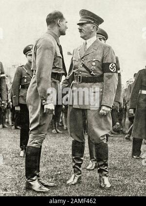 Deutscher NS-Parteichef Adolf Hitler und Rudolf Heß (1894 - 1987) ein deutscher Politiker und führendes Mitglied der NS-Partei. 1930er Jahre Stockfoto