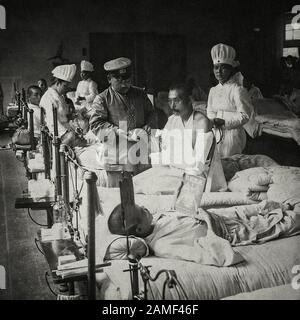 Japanisches Militärkrankenhaus, 1905 Der Arzt zählt den Puls eines japanischen Soldaten, der während des Russisch-Japanischen Krieges im Kampf verletzt wurde. Stockfoto