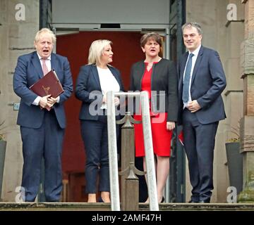 Premierminister Boris Johnson (links), Erste Ministerin, Arlene Foster von der DUP (Mitte rechts), stellvertretende Erste Ministerin Michelle O'Neill (Mitte links) von Sinn Fein und Staatssekretär für Nordirland, Julian Smith (rechts) während ihres Besuchs in Stormont, Belfast. Stockfoto