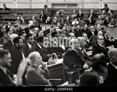 Bei einem Treffen des Völkerbundes in Genf, Schweiz. Der Negus von Abessinia Haile Selassie (links in schwarzer Jacke) und Mitglieder seiner Familie. Stockfoto