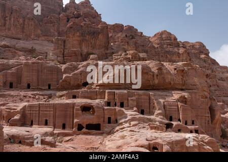 19. Oktober 2018, Jordan, Petra: Blick auf die Höhlen in der alten Felsenstadt Petra. Nach jordanischen Angaben besuchten eine Million Menschen das Kulturerbe der Welt erstmals innerhalb eines Jahres. Foto: Stephan Schulz / dpa-Zentralbild / ZB Stockfoto