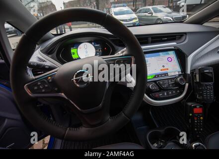 13. Januar 2020, Hamburg: Funkpatrouillenwagen mit Elektroantrieb stehen während einer Fotosession vor der Außenstelle des polizeikommissariats 14. Die rein elektrisch angetriebenen Funkpatrouillenwagen sollen laut Polizei vor allem zur Verkehrsraumüberwachung eingesetzt werden. Foto: Christian Charisius / dpa Stockfoto