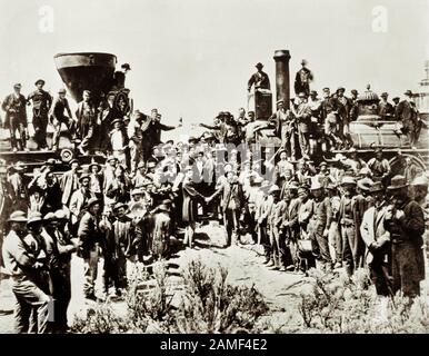Eisenbahnarbeiter versammeln sich in Promontory, Utah, um die Fertigstellung der ersten Transcontinental Railroad am 10. Mai 1869 zu feiern. Stockfoto