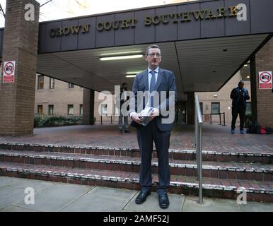 James Farrar, Vorsitzender der United Private Hire Drivers' Branch der IWGB union, außerhalb des Southwark Crown Court, London, wo er vor Gericht angeklagt wurde, zwei Polizisten angegriffen zu haben, indem er den Ton seines Megafons verwendete, um Verletzungen, Schmerzen und Unbehagen zu verursachen. Stockfoto